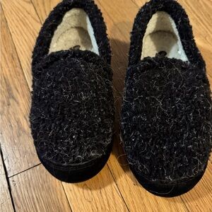 Acorn slippers kids size 3-4
